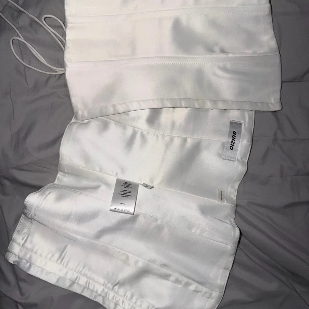 Guizio Satin Corset in White - Picture 4 of 4